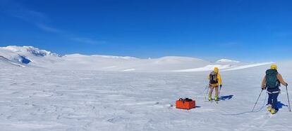 IANGLA researchers measure snow accumulation with ground-penetrating radar, in April 2023.