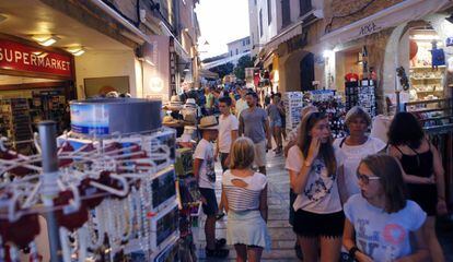 Tourists shopping in Alcudia, Mallorca.