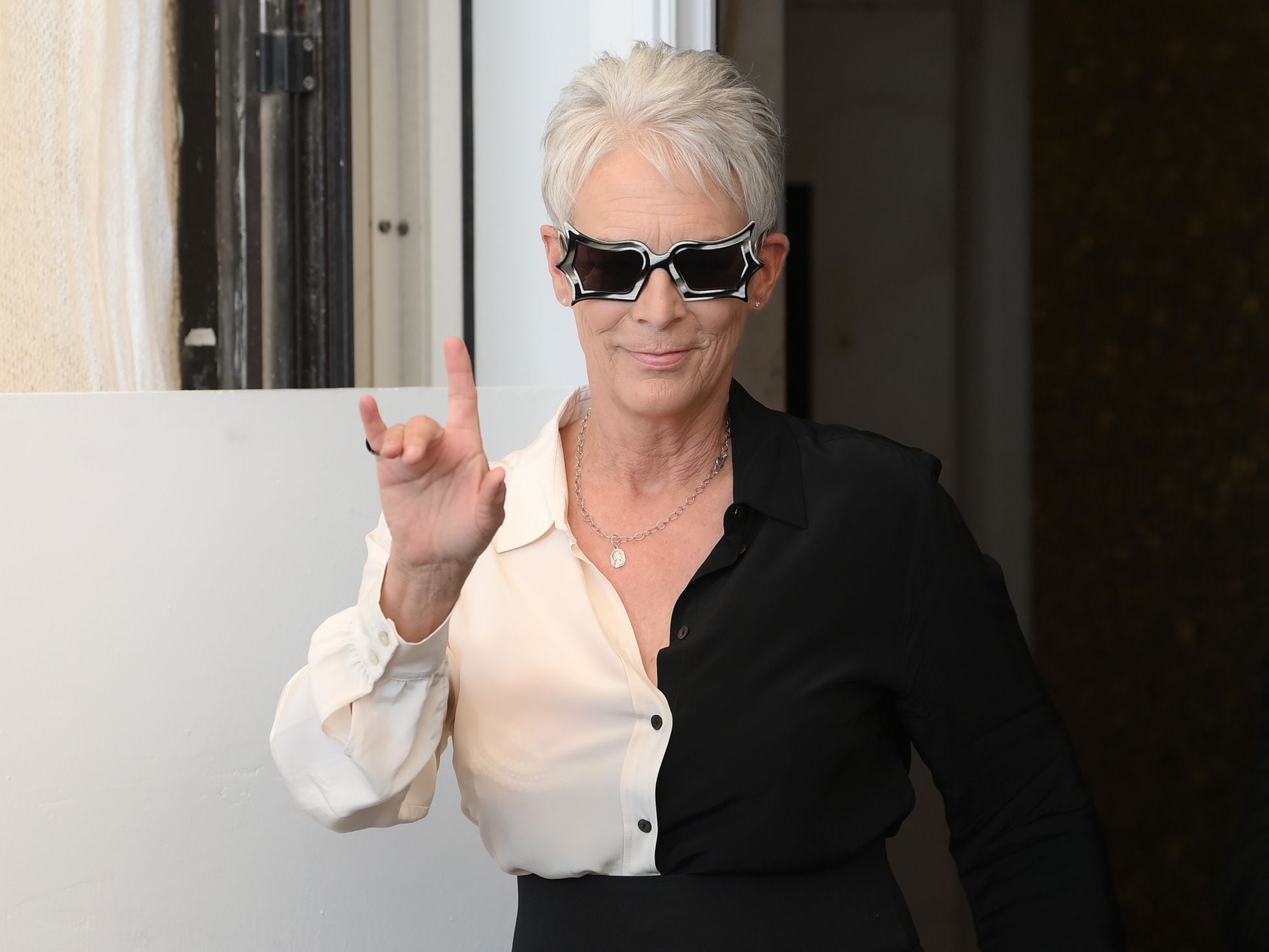 Jamie Lee Curtis posts message condemning the cosmetic surgery industry:  'I've been sucking in my stomach since I was 11' | Culture | EL PAÍS English