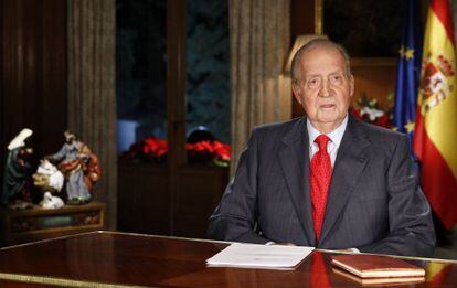 Spanish King Juan Carlos looks on during his annual Christmas Eve message at the Zarzuela Palace in Madrid.