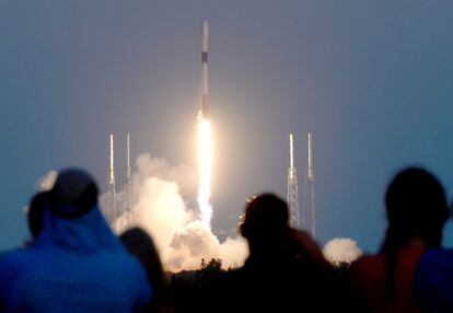 People watch as a SpaceX Falcon 9 rocket lifts off from launch pad 40 at Cape Canaveral Space Force Station on February 27, 2023 in Cape Canaveral