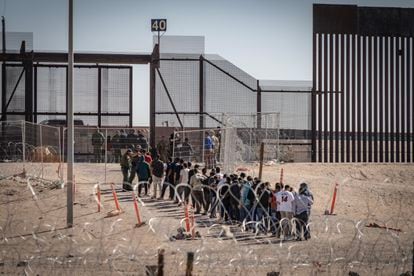 A line of migrants at the gates of a border crossing in Ciudad Juárez.