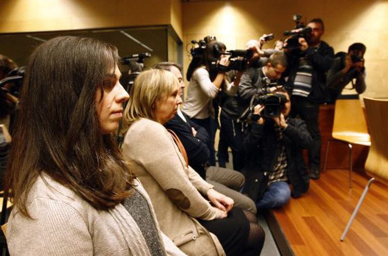 Laia M. (l) appeared in a Girona court with her parents to answer charges of “acoustic contamination” filed by prosecutors.