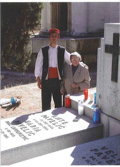 Višnja Pavelić with a young Croatian man at her father’s grave in the San Isidro cemetery, Madrid.