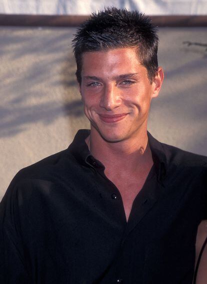 Simon Rex poses for the press during the 1996 MTV Movie Awards, when he was one of the network’s stars. 