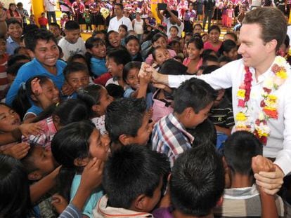 Chiapas Governor Manuel Velasco greets indigenous children in Tuzantán.