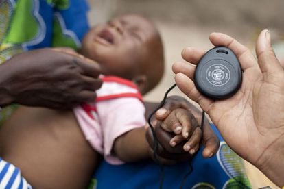 A device measures a child’s breaths per second to detect pneumonia more quickly, cheaply and easily than the traditional abdominal x-ray.