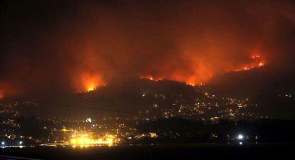 One of the 30 forest fires that has devastated the Galician region near the city of Redondela.
