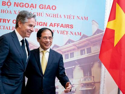 U.S. Secretary of State Antony Blinken, left, and Vietnam's Foreign Minister Bui Thanh Son in Hanoi on Saturday.