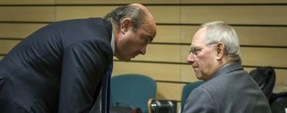Luis de Guindos, Spain&#039; s economy minister (l), left speaks with Wolfgang Schaeuble Germany&#039; s finance minister in Brussels on Tuesday.