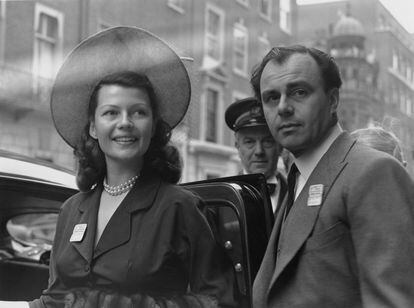 Her marriage to Welles ended in 1948, the year in which she met her next love, who was less cinematic (but much more royal). Prince Ali Khan became her third husband. While on vacation in Europe, she attended a charity ball, where she gave a speech in French. It’s not clear if it was her emotional words (the speech was for disadvantaged children) or the Pierre Balmain dress she wore, but Ali Khan fell madly in love with her. Although he was married, gossip columnist Elsa Maxwell introduced him to the actress at the insistence of the playboy, who bombarded her with endless declarations of love. He even hired a fortune teller, who assured Hayworth that she had to be with the prince. In the previous image, they leave the Ritz in London, to head to the Ascot races.