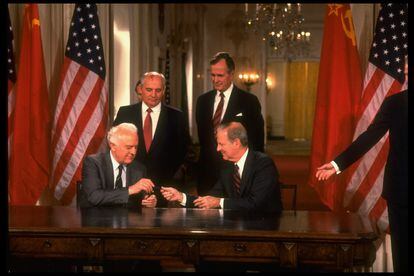 Eduard Shevardnadze (l, seated), the minister of foreign affairs of the Soviet Union from 1985 to 1990, with James Baker, US secretary of state. Behind them are Mikhail Gorbachev and George Bush.