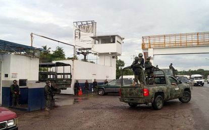 Military operation to gain control over surveillance tower in L&aacute;zaro de C&aacute;rdenas port on November 4th. 