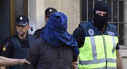 Police officers detain one of the suspects in Inca (Mallorca) on Wednesday.