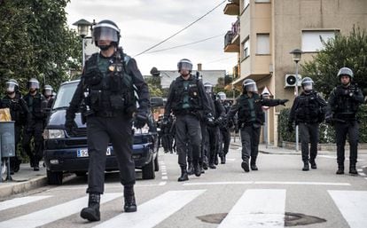 Civil Guard officers on the streets of Catalonia.