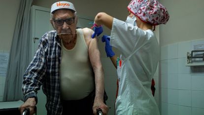 A patient receives the first dose of the Pfizer vaccine in a hospital in Barcelona.