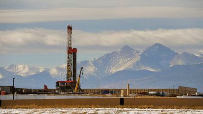 Oil and gas extraction infrastructures in Loveland, Colorado (USA).