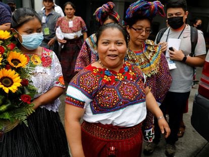 Juanita Alonzo, tras ser liberada, junto a sus vecinos en Ciudad de Guatemala