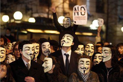 Demonstrators from the Anonymous collective, wearing masks from the film <i>V for Vendetta</i>, at the entrance to the Teatro Real on Sunday.