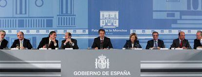 Left to right: José Manuel Lara, Antonio Brufau, Juan Rosell, Alfredo Pérez Rubalcaba, Zapatero, Elena Salgado, César Alierta and Emilio Botín, during the Moncloa meeting.