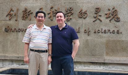 Spanish physician Miguel Ángel Esteban (right) and his Chinese colleague Liangxue Lai, at the Guangzhou Institute of Biomedicine and Health. 