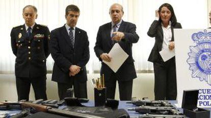 Interior Minister Fern&aacute;ndez D&iacute;az shows armory captured from Serbian gang in Spain.