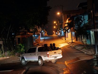 A group of soldiers and police officers patrol the Flor de Bastión neighborhood, in the north of the city of Guayaquil, to ensure compliance with the curfew.