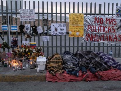 Migrants sleep outside the immigration detention center where 39 migrants died during a fire in Ciudad Juárez, Chihuahua state, Mexico on March 30, 2023.