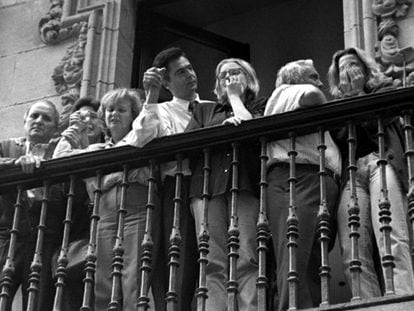 Family members of ETA victim Miguel Ángel Blanco on the balcony of the town hall in Ermua (Vizcaya).