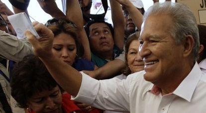 FMLN candidate Salvador Sánchez Cerén casts his vote in Sunday's ballot.