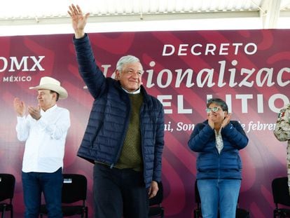 López Obrador at the signing of the lithium nationalization decree in Bacadéhuachi (Sonora) on February 18.