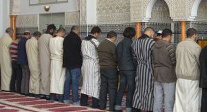 Students on the course pray at the mosque in L’Alcúdia.