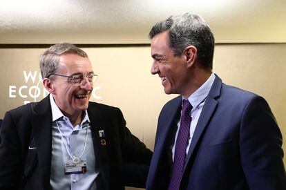 Spanish Prime Minister Pedro Sánchez (right) with the CEO of Intel, Pat Gelsinger, at the Davos 2022 World Economic Forum.