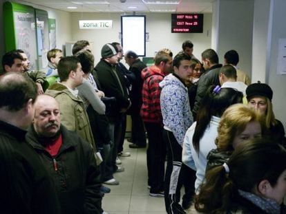 People inside an employment office in Jaén.