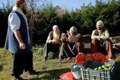 A group of Sufis chats as they sell vegetables in Villanueva de la Vera (Cáceres).