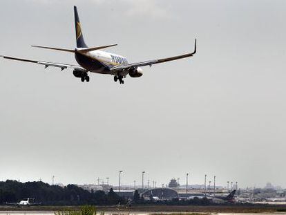 A Ryanair plane prepares to land at Valencia&#039;s Manises airport.