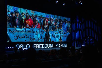 Sana Seif, on June 14 in Oslo. Behind her, an image of a demonstration in which she demanded the freedom of her brother Alaa.