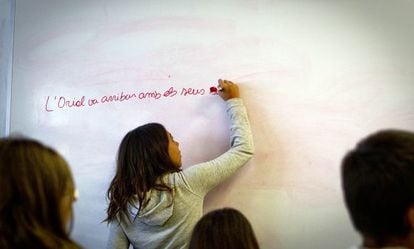 A girl writes in Catalan at a public school in Matar&oacute;.