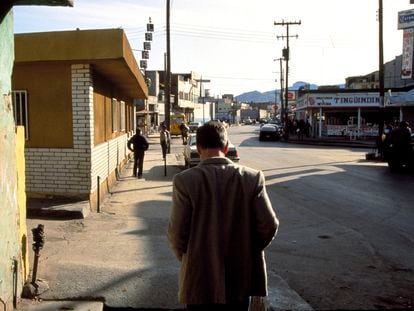 American writer Cormac McCarthy walks down a street in El Paso (Texas) in 1992