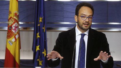 Socialist spokesman Antonio Hernando says no to a PP budget.