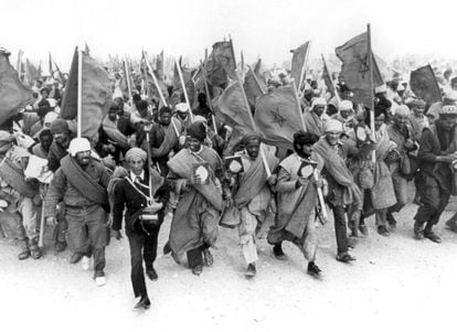 Moroccans carry the Qur'an during the Green March on November 6, 1975.