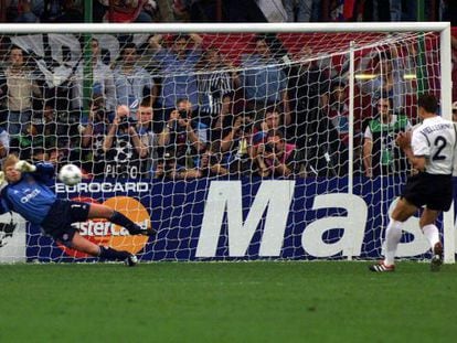 Oliver Kahn saves Mauricio Pellegrino's penalty in the 2001 Champions League final, giving the German side its fourth triumph.