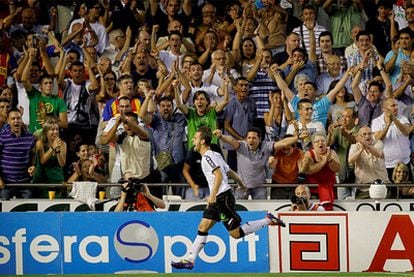 Roberto Soldado celebrates his winning goal against Atlético.