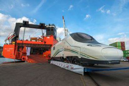 Talgo-manufactured trains destined for Saudi Arabia are loaded at Barcelona’s port.