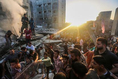 Residents in Khan Younis search for survivors among the ruins of buildings caused by Israeli bombings in southern Gaza on November 4.