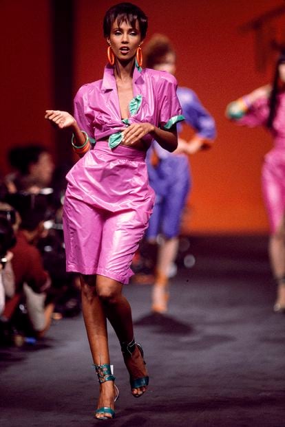 The Somali model was one of the fashion industry’s most persecuted faces. Here, she’s photographed walking the catwalk at a Thierry Mugler fashion show in Paris in 1984.