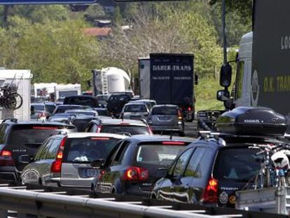 Traffic backs up during the Easter weekend on the highway between Irún and France.