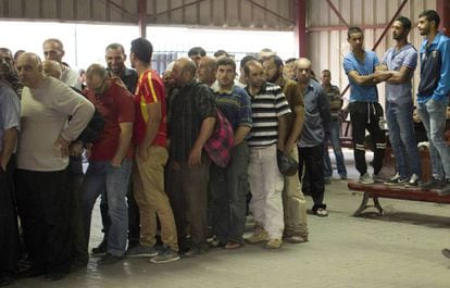 Men lining up at the Qalanda checkpoint.