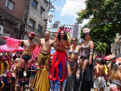 Bloco Manada — a carnival troupe — performing in the streets of the Barra Funda district of São Paulo.