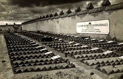 A Civil War era photograph of the graves of International Brigades volunteers.
